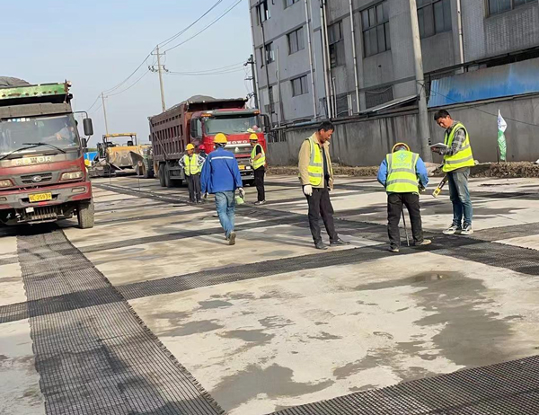 冠县老材料的新故事：玻璃纤维土工格栅如何在‘白改黑’浪潮中重获新生？